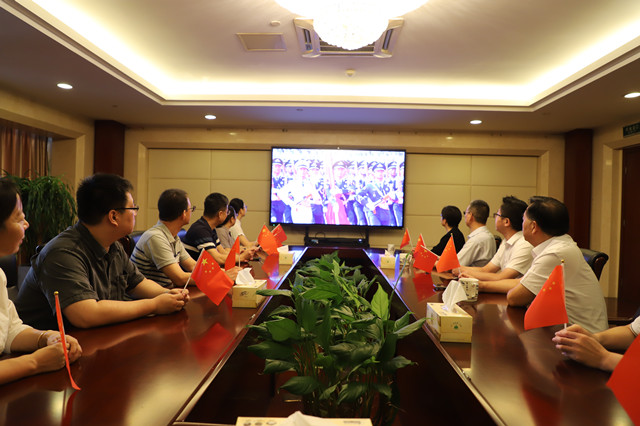 1常运集团公司领导和管理人员一起收看纪念中国人民抗日战争暨世界反法西斯战争胜利80周年阅兵式直播1